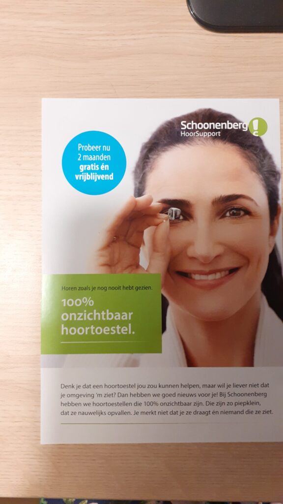 flyer van Schoonenberg: vrouw met hoortoestel zo groot als haar duimnagel en de tekst 100% onzichtbaar hoortoestel