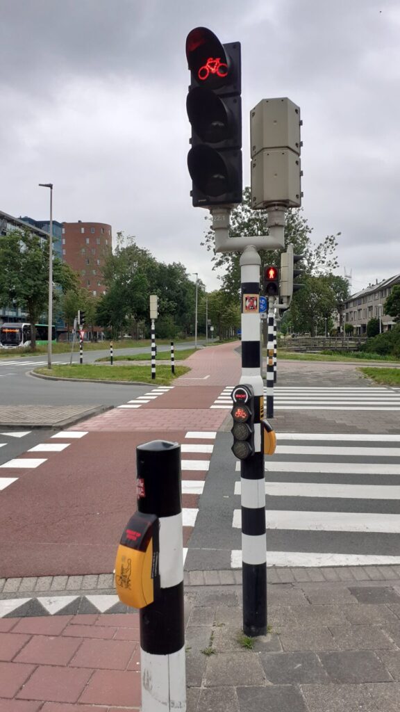 fietsstoplicht staat op rood langs de Engelendaal, een weg met gescheiden rijbanen en aparte fietspaden